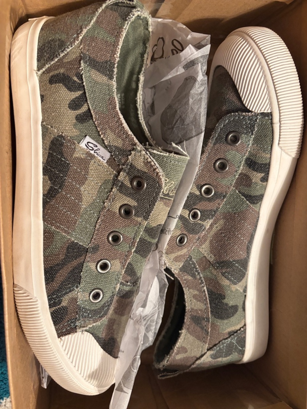 SBICCA CAMO SLIP ONS - LIKE NEW!! Size 8